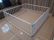 ที่กั้นเด็ก เด็กอ่อน คอกกั้นเด็ก PVC สีขาวมุมสามทางฉากฟ้าสวยอย่างหนา อุปกรณ์แม่และเด็ก อุปกรณ์ดูแลคว