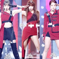 ชุดเดรสสั้นสีแดงสำหรับการแสดง Blackpink Lisa Jisoo Jennie เสื้อคลุมกระโปรงสั้นผ้าไตรอะซิเตท 100% ฤดู