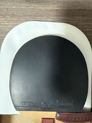 Butterfly Tenergy 05 乒乓球膠皮 (黑) and Xiom Omega V Europe (紅)