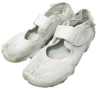 二手 Nike WMNS AIR RIFT BREEZE 女款 Air Rift Breeze 848386-100 US 11 (28cm) 白色/純鉑金配 Tabi 襪子和皮帶。