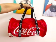 全新Coca Cola可口可樂運動圓筒包 手提包 肩背包 側背包 復古風 大鐵罐可樂造型