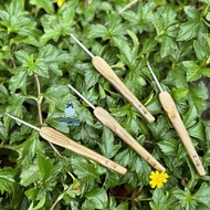 Tri Vu crochet needle with green sandalwood handle - Zhiyu crochet needle