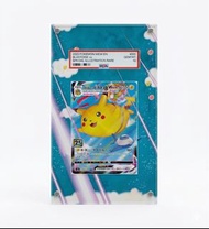 《預訂🔥》PTCG Pokémon 比卡超 卡磚 卡架 PTCG 2021 寶可夢 POKEMON 25週年 飛翔皮卡丘VMAX卡磚 展示架 擴展架 (另有PSA版本) 不包卡