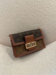 全新LV LOUIS VUITTON Dauphine Woc 經典老花滿印 鏈條肩帶 塗層帆布拼小牛皮 單肩包 斜挎包 mini女款 棕色M68746