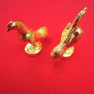 ไก่แก้บน ไก่ถวาย ไอไข่ รูปปั้นไก่ มี3สี ไก่เงิน ไก่ทอง ไก่สี  วัสดุทองเหลืองชุป เงินทองลงสีสวยงาม ขนาด 1 นิ้ว (ขายเป็นคู่) +แถมฟรียันต์+ธูปให้เลข