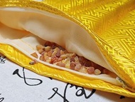 琥珀博物館監製*琥珀養生保健枕*
波羅的海(海漂料製成)
🎁包禮盒和禮品袋🎁
送禮自奉~適合任何人使用
29×46cm厚24mm＄530
淡淡松香除濕驅寒，改善睡眠，磁場溫和，琥珀自帶電磁場的特徵，有