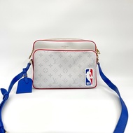 LV NBA聯名的白色老花郵差包M45583