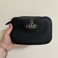 二手全新Vivienne Westwood西太后銀字星球LOGO防刮PU拉鍊斜背相機包