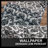 Wallpaper dinding motif batik hitam dasar abu
