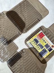 ยางปูพื้น PVC 5 ชิ้น ดำใส ชิ้นเพลากลางสามารถไว้ได้ทั้งด้านหน้าและหละง สามารถปรับขนาดได้เอง มีร่องเปล