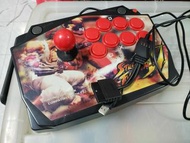 搬屋搵出 格鬥搖桿，兼容PS3、PS2和PC。不測試了，不包好壞，搖桿上有紅色按鈕和一個紅色球形搖桿。底部有防滑墊。帶有USB和PS2接口。搖桿上有街頭霸王的圖案。。圖片所見，有存放痕跡，有瑕疵，非完