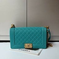 Chanel 金鍊湖水藍荔枝皮 Boy 25