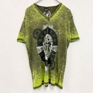 古著短袖T卹，復古設計，圖案為十字架和骷髏頭，V領，Y2K主題。綠色，L碼。