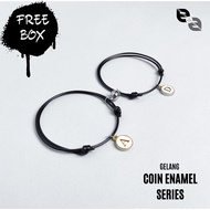 GELANG COUPLE MAGNET LIONTIN CHARM ENAMEL COIN INISIAL NAMA HURUF ABJAD UNTUK PASANGAN PERSAHABATAN