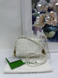 👜Bottega Veneta BV Mini Loop Intrecciato Camera Bag Unused 葆蝶家 可調節的肩帶  Intrecciato編織拉鍊 相機包 閒置