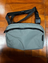 出售：ALPAKA Flight Sling (2L) 斜挎包