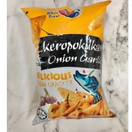 超级好吃的 ！！Keropok Ikan Onion Garlic Whale Brand Delicious Fish Crackers( HALAL） 巨鲸牌 葱蒜味鱼饼零食