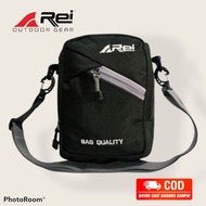Tas Selempang Pria Kapasitas Besar Logo Bordir || Rei Miring
