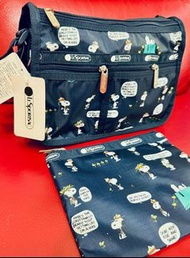 全新正品，LeSportsac x PEANUTS 斜挎包。LeSportsac 與 Peanuts花生漫畫合作的聯名系列，Beagle Scout（史努比小童軍）Deluxe Everyday Ba