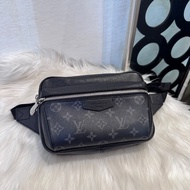 LV Outdoor 黑老花Taiga皮胸腰包 近全新
