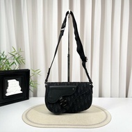 DIOR迪奧 黑色老花馬鞍信使包 肩帶是Dior標誌尼龍 內裡乾淨 容量日常夠用 手機錢包都能放