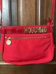 🌹🌹🌹超級新！金屬超亮！Moschino 金色logo紅色側肩斜揹包（27x20x6cm)