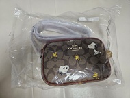 全新 Coach Snoopy 斜揹袋