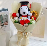 （現貨即取）史努比 Snoopy 畢業公仔💯畢業花束、畢業禮物、向日葵花束、玫瑰花束、生日花束、週年紀念禮物、母親節花束、母親節禮物、情人節花束、情人節禮物、生日禮物、畢業禮物、太陽花、求婚、訂婚、週