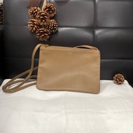 Celine • 經典奶茶色全皮Trio三層風琴包