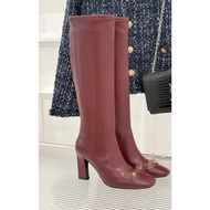 Women's boots, the fabric is made of leather. The insoles and uppers are all made of sheepskin. The 
