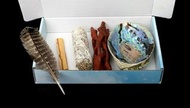 鼠尾草燃燒工具套裝(鮑貝，龍血鼠尾草，雪松，藍白鼠尾草，秘魯聖木，靈擺，粉晶，火鷄毛，特制白沙，石膏)