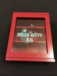 Sanrio Hello Kitty 2009年陳列小木櫃(不包括小瓷器)