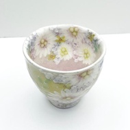 工房ゆずりは　湯呑茶碗　白絵花化粧　瀬戸焼　花柄　優しい感性　女性だけの工房　手描き　可憐　彩り豊か　湯呑　陶器　ゆずりは