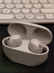 Sony XM5 無線耳機 運作良好，電池狀態良好。