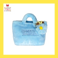 Kloset &amp; Etcetera Fluffy Beeloved Bag กระเป๋าถือผ้าขน ปักkloset Etcetera ห้อยพวงกุญแจดอกไม้