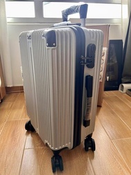 銀色硬殼四輪旅行行李箱