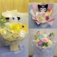 《獨家·職業花藝師》💰《回覆有限額，有能力看圖2下單、不問價錢才會回覆》《文盲浪費quota不讀》2024 龍年 情人節 snoopy哥哥奧拉夫公仔花束 史路比花束 史努比花束（暫定價 $199.99