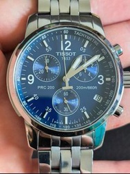 瑞士TISSOT/天梭PRC200系列计时石英表。表直径不含表冠约39.8毫米。炫光蓝色盘面。经典三眼设计。锁把头。表带长约17.4厘米。密底后旋盖设计