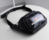 Balenciaga胸包 巴黎世家背包 男女通用款胸包 機車包 男生胸包 皮質包包 真皮背包 油蠟皮質胸包 休閒運動胸包 男包女包 戶外通勤腰包