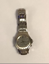 NEW CASTLE UNITED x SEKONDA 紐卡素銀色圓形銀色錶面行針跳字時間、日曆、響鬧、計時、發光功能鋼帶手錶