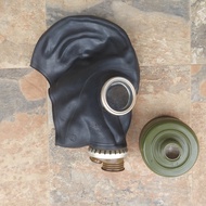 gp5 gas mask size medium size.