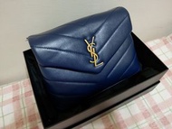 YSL Toy LOULOU系列 方胖子 V字縫線仿舊金色金屬LOGO小牛皮肩背包 斜背包-深藍復古金