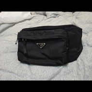 PRADA 三角LOGO經典尼龍拉鍊胸口包/腰包(黑)