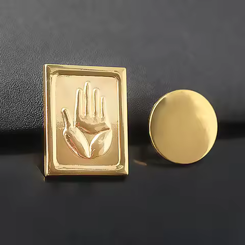 Hot Sale Anime JoJos Bizarre Adventure Brooch Kujo Jotaro Hat Metal Badge Pin For Women Men Cosplay