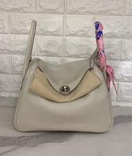 8/1 Update｜門市現貨😍Hermes Lindy 26😍8L Beton 冰川白 TC Leather 銀扣 Stamp U🤍Full Set 連單可陪驗🎈