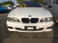 寶馬 BMW E39 520 528 525零件車拆賣後視鏡儀表板鋁圈方向盤保桿尾燈引擎蓋大燈座椅發電機壓縮機音響冷氣面