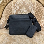 LV 黑牛皮壓紋黑釦Trio三合一郵差包M46602