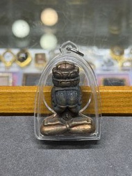 佛曆2547年阿贊速/阿贊初/AJ Chu在Wat Puttaisawan寺督造的必打帕百間小立尊內有符珠防水殼