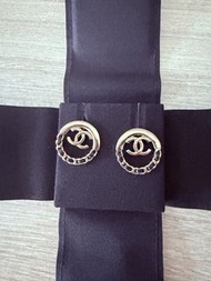 Chanel 圓形皮穿耳環