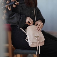 圓弧馬鞍扭結真皮翻蓋隨身包/手機包 兩色